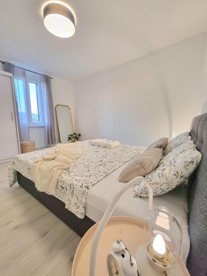 Appartamento Un Ami Pola Esterno foto