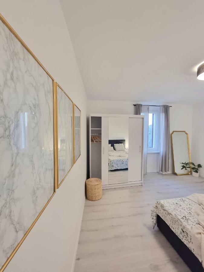 Appartamento Un Ami Pola Esterno foto