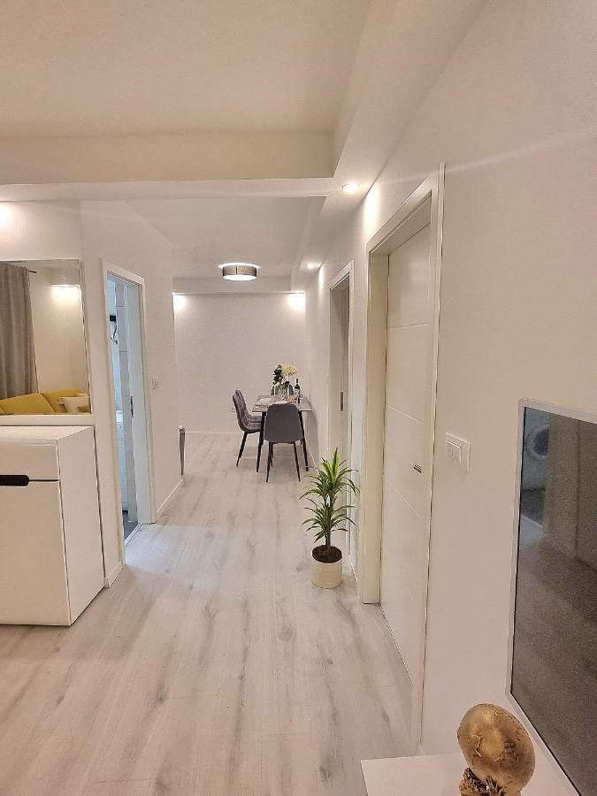 Appartamento Un Ami Pola Esterno foto
